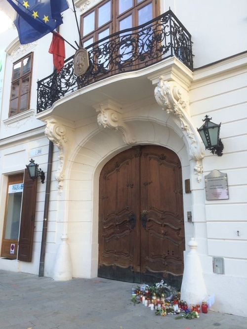 Čitateľ Ivan, pôvodom z Ukrajiny, si obete parížskeho masakra uctil pred francúzskou ambasádou v Bratislave.