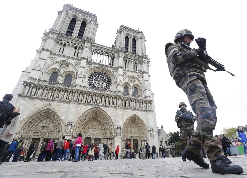Francúzski vojaci pred Katedrálou Notre-Dame.