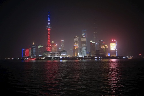 Oriental Pearl TV Tower v Šanghaji vo farbách francúzskej trikolóry.