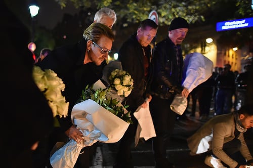 Skupina U2 na čele s Bonom si v Paríži uctila pamiatku 129 obetí teroristického útoku.