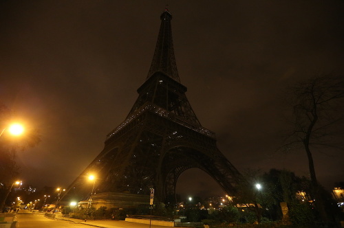 Eiffelova veža v sobotu večer nesvietila.