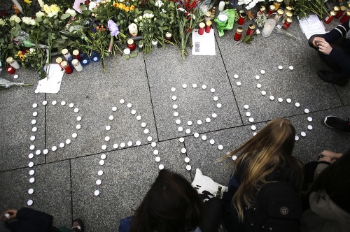 Pred francúzsku ambasádu v Berlíne prichádzajú ľudia, aby si zapálenými sviečkami a kvetmi uctili obete masakra v Paríži.