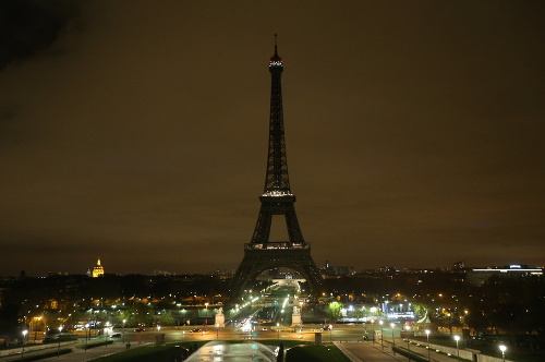 Hold obetiam vzdali prostredníctvom zhasnutia Eiffelovej veže.