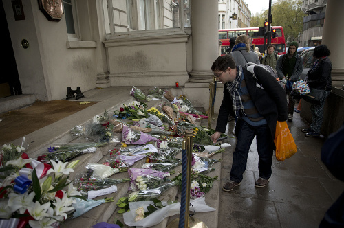 Obete parížskeho masakra si pred francúzskou ambasádou uctili aj obyvatelia Londýna.
