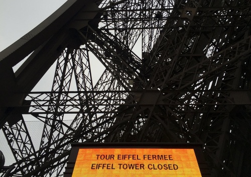 Eiffelova veža je až do odvolania uzavretá.