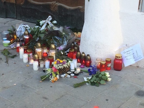 Čitateľ Ivan, pôvodom z Ukrajiny, si obete parížskeho masakra uctil pred francúzskou ambasádou v Bratislave.