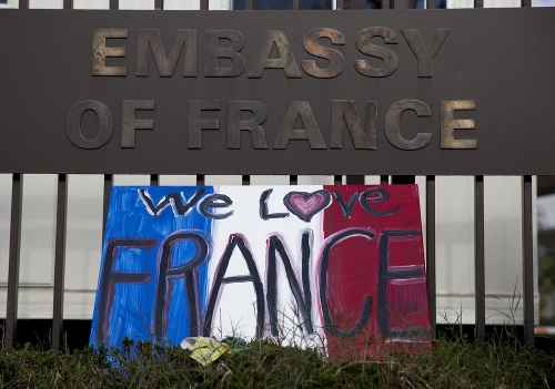 Odkaz pre Parížanov spred francúzskej ambasády vo Washingtone.