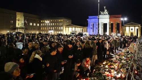 Pred Brandenburskou bránou v Berlíne sa zhromažďujú davy smútiacich ľudí.