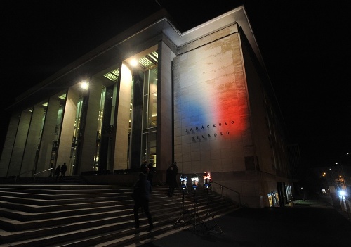 Do celosvetovej podpory Francúzska sa zapojilo aj Janáčkovo divadlo v Brne.