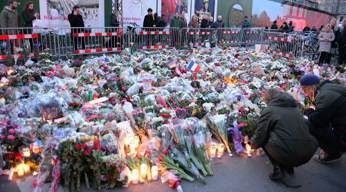 Záplava kvetov a horiacich sviečok pred francúzskou ambasádou v Kodani.