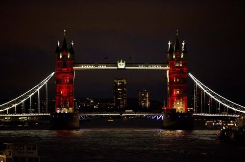 Londýnsky Tower Bridge tiež zahalili farby francúzskej trikolóry.