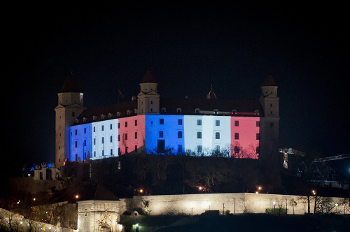 Bratislavský hrad nasvietený vo farbách francúzskej vlajky na znak solidarity s francúzskym ľudom.