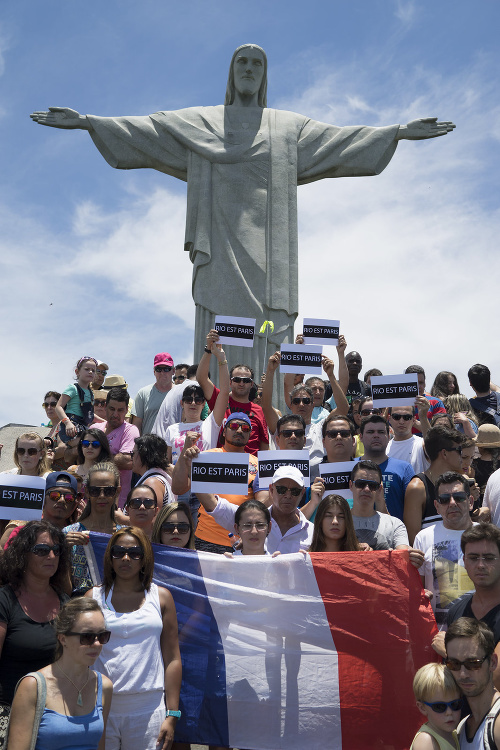 Spolupatričnosť vyjadrili s francúzskymi vlajkami v rukách aj ľudia v Rio de Janeiro v Brazílii.