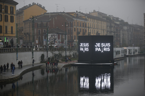 Elektronický bilbord na kanáli v Miláne s nápisom 
