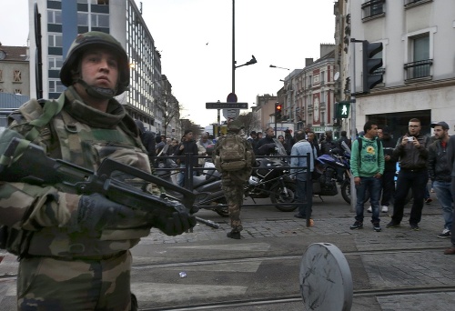 Parížski policajti vykonávajú raziu na podozrivých z teroristických útokov.
