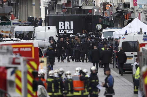Policajti vykonali raziu v parížskej štvrti Saint Denis.