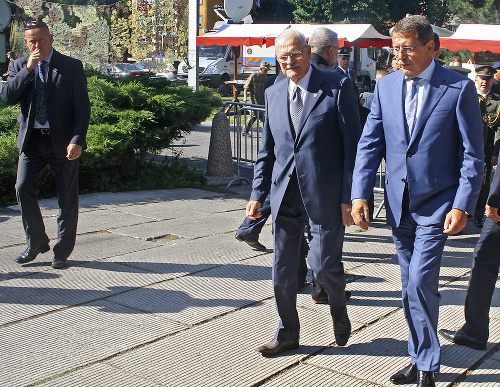 Bývalí politici: Exprezident a exšéf parlamentu kráčali na oslavy spoločne.