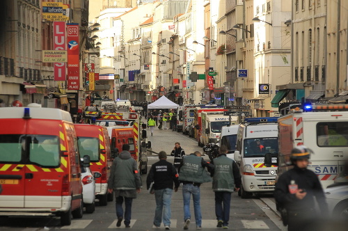 Parížsku štvrť obsadili špeciálni protiteroristickí policajti. 