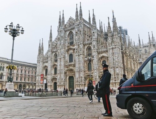 Taliansko prijalo zvýšené bezpečnostné opatrenia. Policajti hliadkujú aj pred milánskou katedrálou.