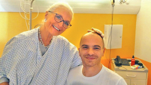 Michal sa fotkou s chirurgičkou Francoise a s novým uchom pochválil na facebooku.