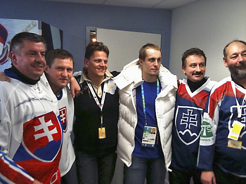 Spoločník Foraiovej tety Štefan Cuľba (tretí zľava) pózuje na hokeji s exministrom Malatinským.