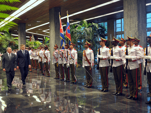 Premiér SR Robert Fico a kubánsky prezident Raúl Castro sa stretli v Havane.