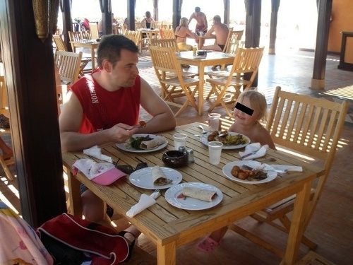 Petr s Klárkou na spoločnom obede na dovolenke pred šiestimi rokmi.