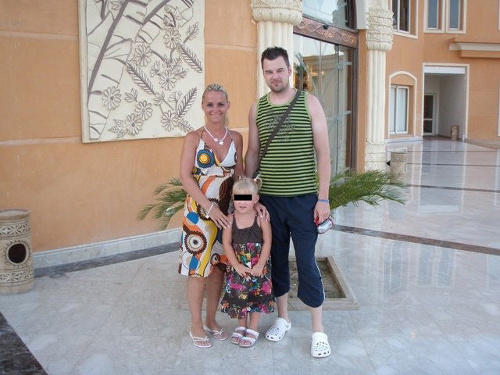 Monika, Petr a Klárka na dovolenke. Vyzerajú ako šťastná rodina.