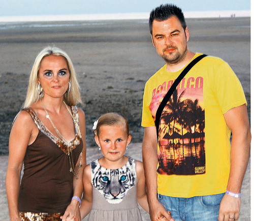Peter Kramný so svojou manželkou a dcérkou.