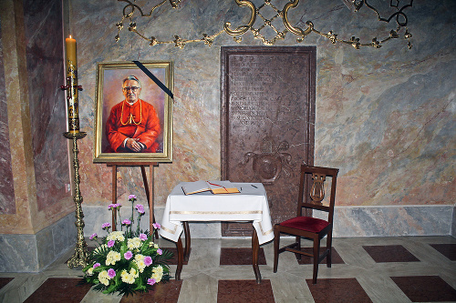 V katedrále Nitrianskeho hradu je pietne miesto s maľbou zosnulého kardinála Jána Chryzostoma Koreca.