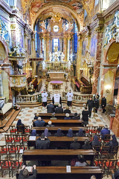Rakvu s pozostatkami kardinála vystavili už včera v nitrianskej katedrále.