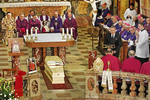 Počas pohrebu kardinála vystúpil premiér Fico s emotívnym prejavom.