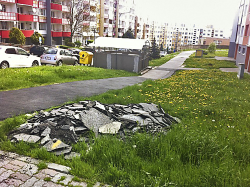 Beniakova ulica - Po opravách výtlkov v mesiacoch marec a apríl ostal asfalt na zeleni 5 týždňov.