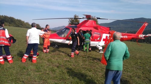 Mladú ženu po páde zo skaly previezli do nemocnice záchranárskym vrtuľníkom. 