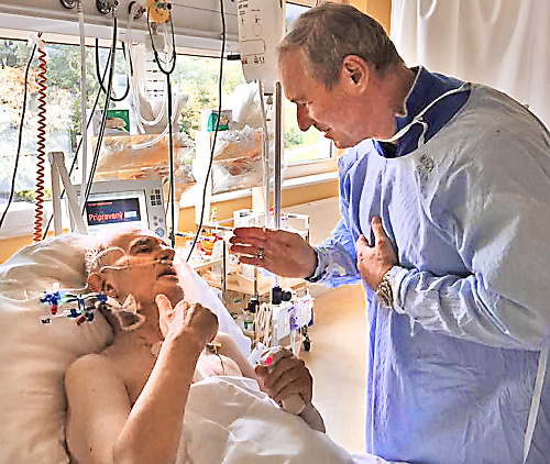 Odvolaný arcibiskup Róbert Bezák navštívil v nemocnici profesora Zasepu.