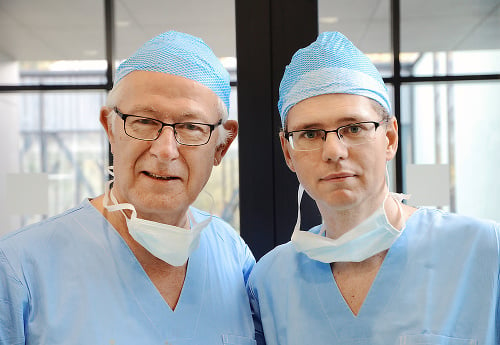 Belgický odborník Rene Verdonk (vľavo) a šéf Šport-artro centra v Šaci Maroš Varga.