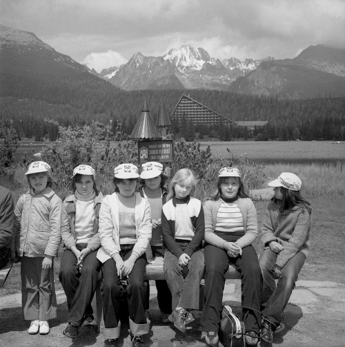 Júl 1980. Výlet na Štrbské pleso sa nenechali ujsť ani deti z pionierskeho tábora.