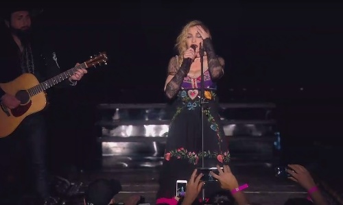 Madonna si uctila obete útokov piesňou.