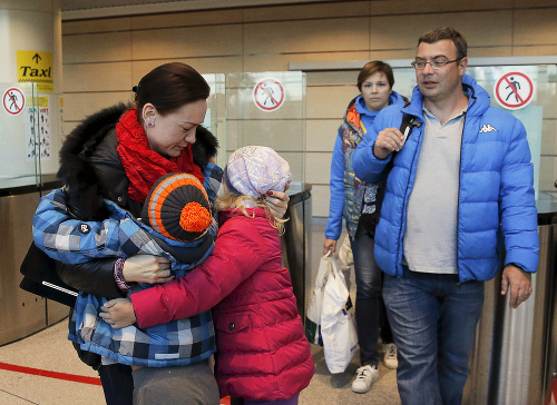 Šťastní Rusi: Na letisku Domodedovo sa vítali celé rodiny. 