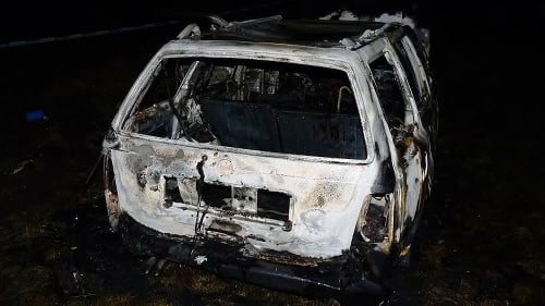 Pri zhorenom aute našli hasiči nehybné telo muža. 
