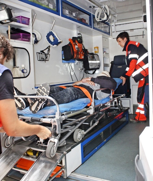Záchranári Mateja po vyšetrení v Nitre previezli do nemocnice v Zlatých Moravciach.