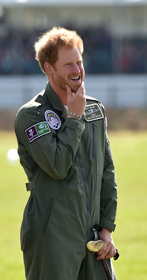 Princ Harry sa po návrate z Afriky ukázal s porastom tváre.