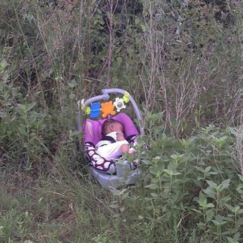 V kríkoch bolo bábätko v autosedačke.