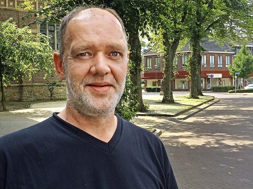 2. September 2015, Holandsko: René Widdershoven žije v rovnakom dome, ako pred vraždou svojej ženy a s doživotnými depresiami.