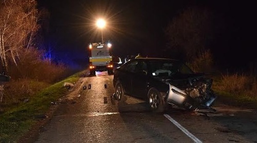 Mladá vodička z okresu Trebišov sa pri predbiehaní autobusu čelne zrazila s protiidúcim vozidlom. 