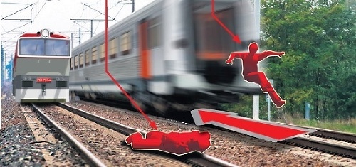 Rýchlik, v ktoro m došlo k potýčke, išiel z Bratislavy do Košíc. Lukáš († 23) vyskočil z vagóna a  prešiel ho oproti idúci vlak. Z vagóna
vyskočil aj Jakub († 23). Našli ho mŕtveho v priekope.