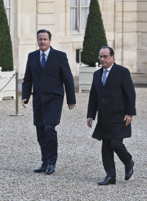 Britský premiér David Cameron (vľavo) a francúzsky prezident Francois Hollande sa stretli pri Elyzejskom paláci a uctili si pamiatku obetí útokov v Paríži.