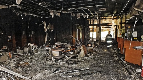 Po požiari: Z príjemne pôsobiacej recepcie zostalo len začmudené spálenisko.
