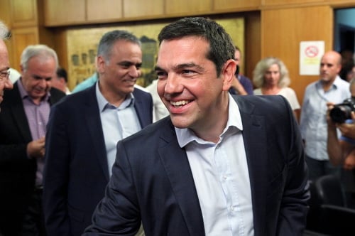 Grécky premiér Alexis Tsipras si môže na čas vydýchnuť.