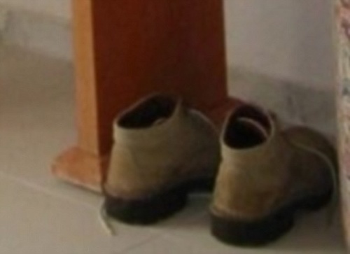 Pod stolíkom boli cudzie mužské topánky. 